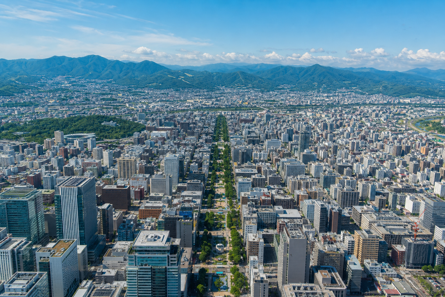 札幌中心部から近郊を見渡す昼間の空撮風景